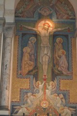 17_En_la_basilique_de_la_Visitation_a_Annecy_mosaique_de_la_crucifixion-19676.jpg